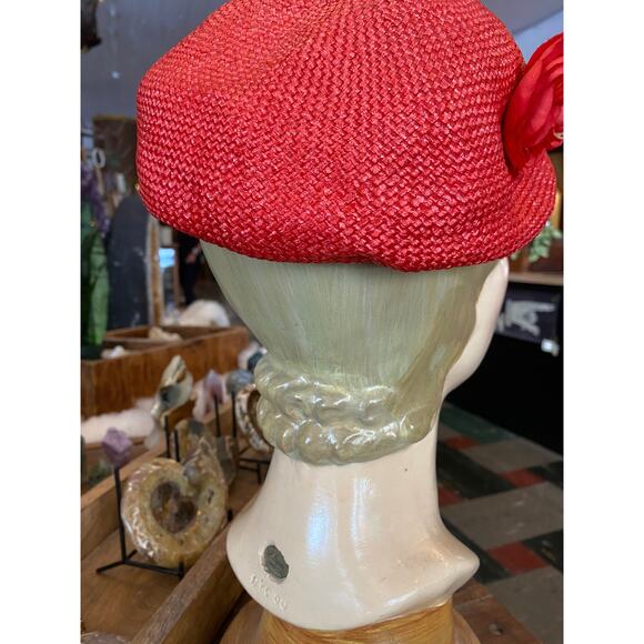 1960s red straw beret, vintage millinery, mod style, hat with flower, union made - Picture 4 of 7